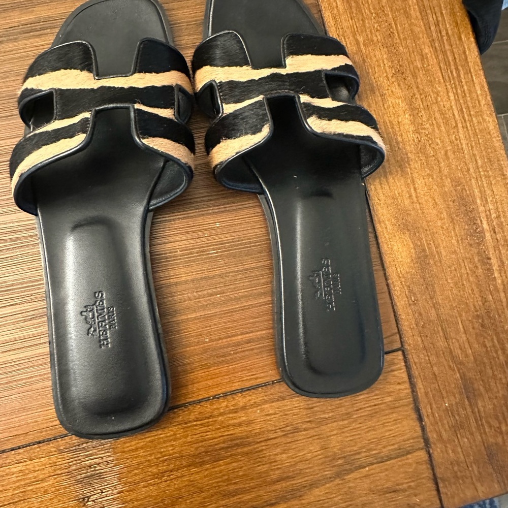 Hermes Tan Sandals
Have both styles
Price is for individual item - Picture 2 of 2